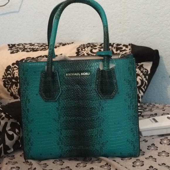Michael Kors messenger purse - Picture 1 of 5